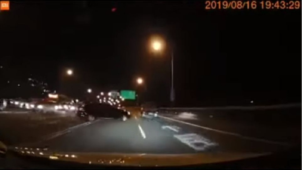 對向車道出現塞車,一輛黑色轎車疑似不想久候,直接來個超級大迴轉。(翻攝自爆料公社臉書粉絲團YouTube影片)