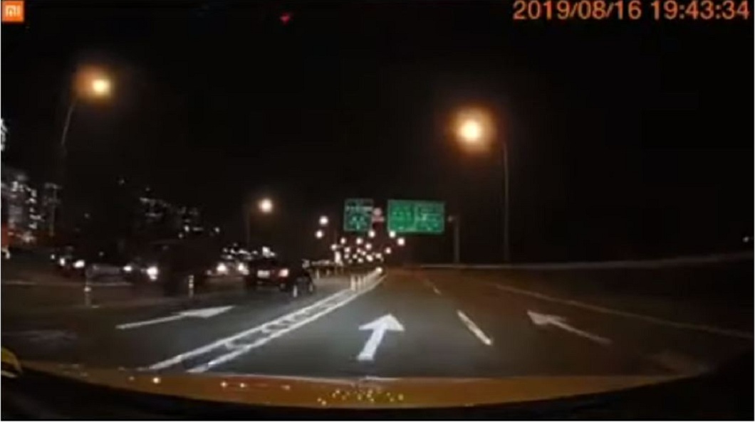最後這輛黑色轎車就下交流道了。(翻攝自爆料公社臉書粉絲團YouTube影片)