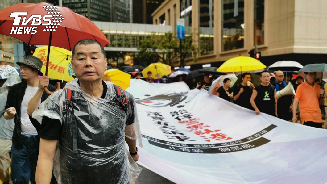 圖為香港壹傳媒創辦人黎智英和集會人群。(圖/中央社)