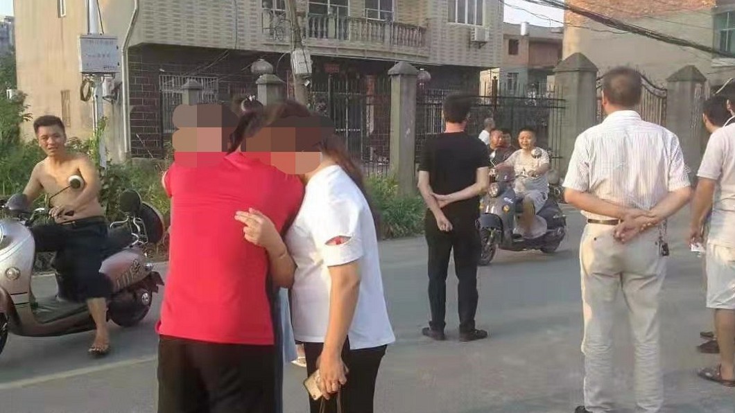 死者家人趕到事發現場,抱在一起痛哭。圖/翻攝新京報