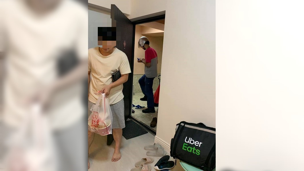 男子轉過頭露出謎之微笑,笑翻網友。圖/翻攝自爆廢公社