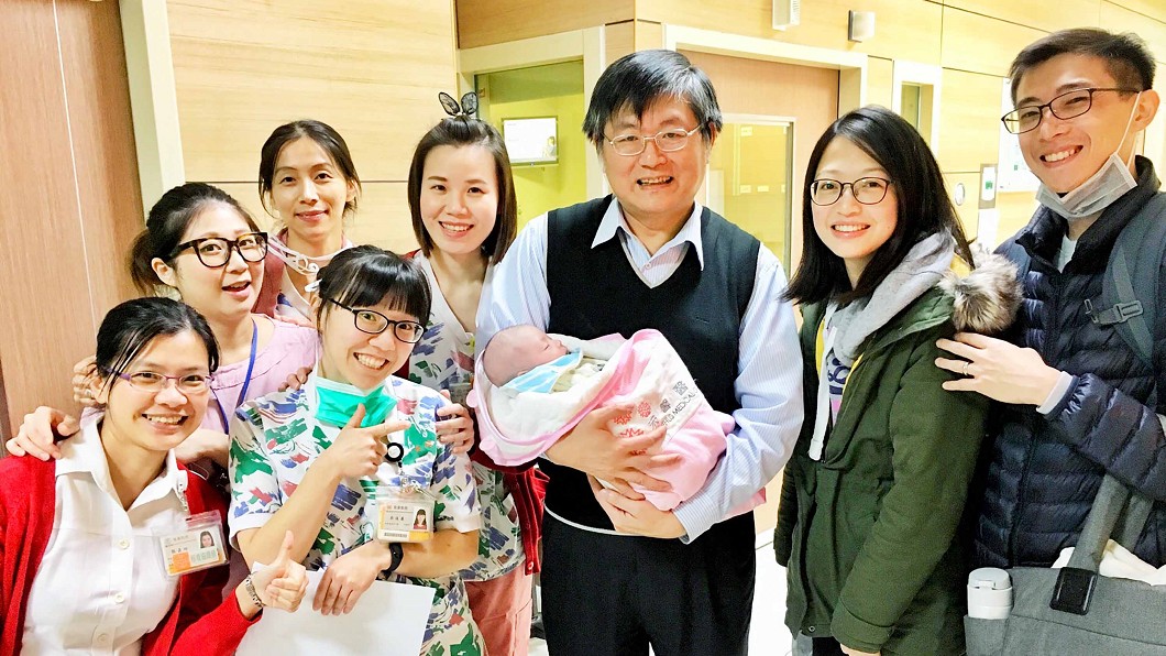 牟小姐（右2）為了孩子及家庭，決定以3個月的身孕接受肝臟移植手術，術後不但順利出院，更平安生下寶貝女兒，成為台灣首起孕期中接受肝臟移植手術並順利生產案例。圖／民眾牟小姐提供