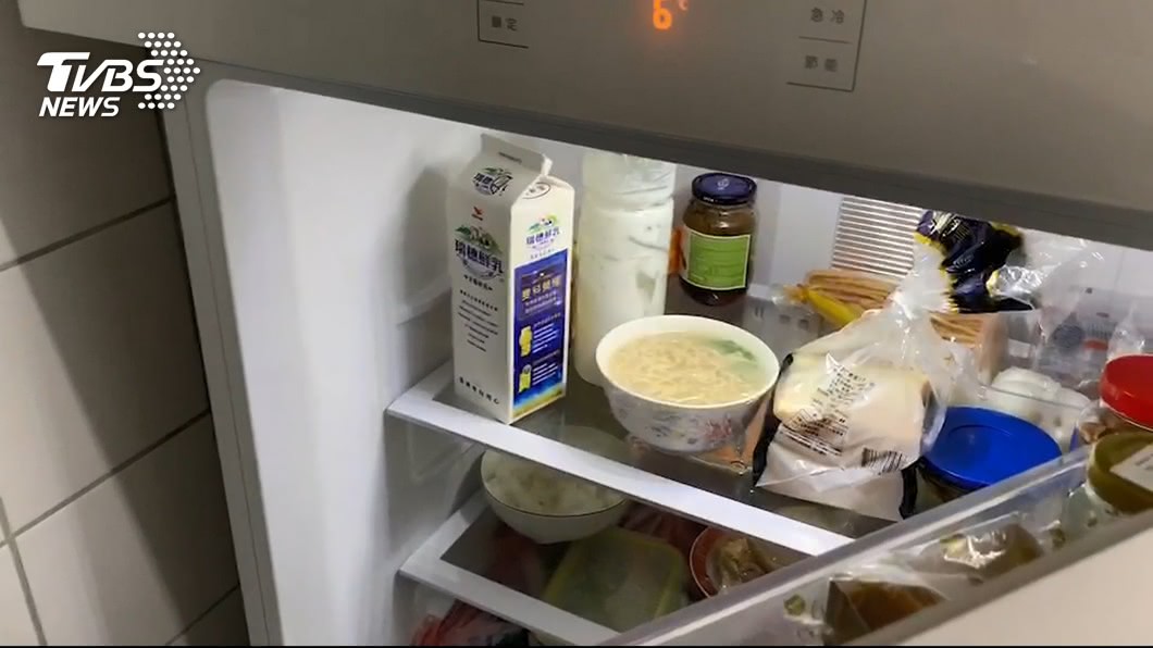 有網友請室友幫忙將雞湯冰進冰箱，意外引發搞笑事件。示意圖／TVBS