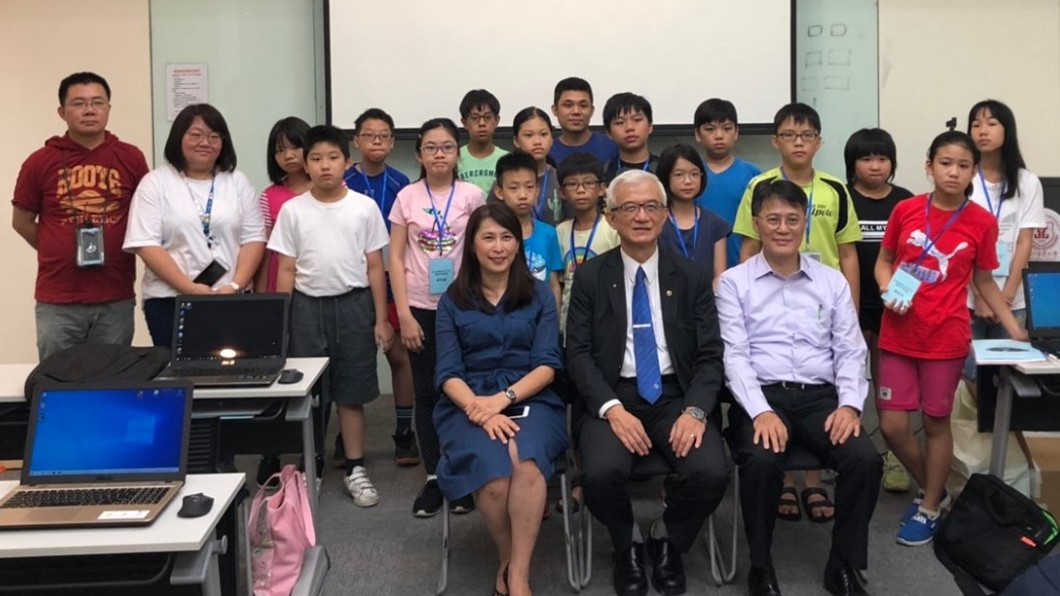 科技發展要從小札根,台北醫學大學管理學院院長暨大數據研究中心主任謝邦昌(前排中)與台灣人工智慧發展學會及台北安和扶輪社聯手,為國中小學生開辦AI營。(圖/主辦單位提供)