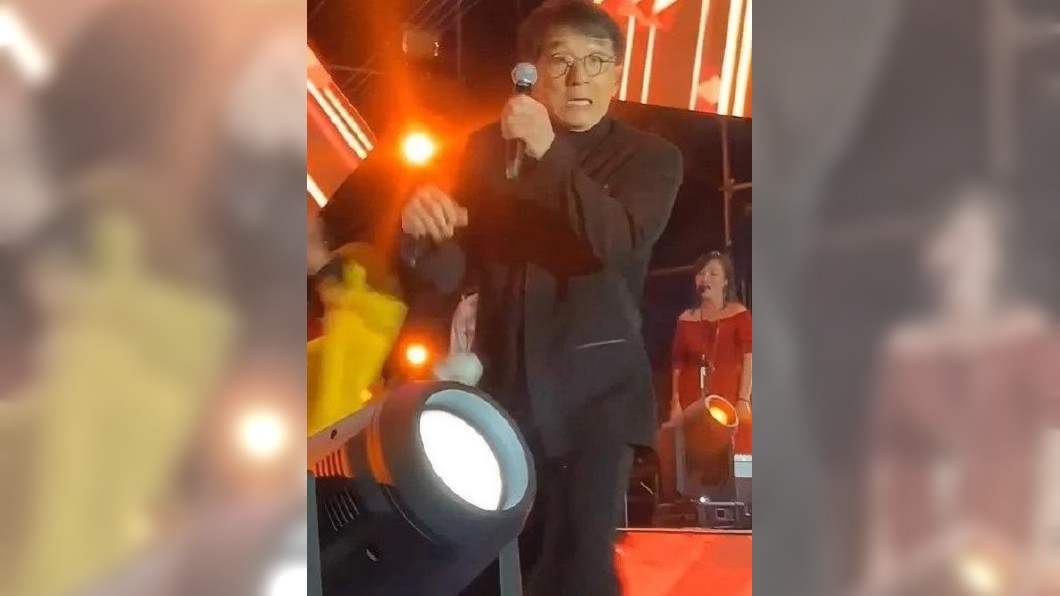 成龍登台高歌遭連續翻觔斗的小武僧飛踹,讓他「秒露驚恐」。圖/翻攝自成龍微博