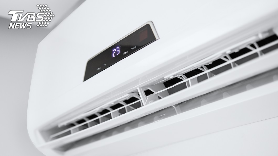會顯示溫度的冷氣機,屬於長時間不用、拔掉插頭會省電的待機家電。圖/TVBS