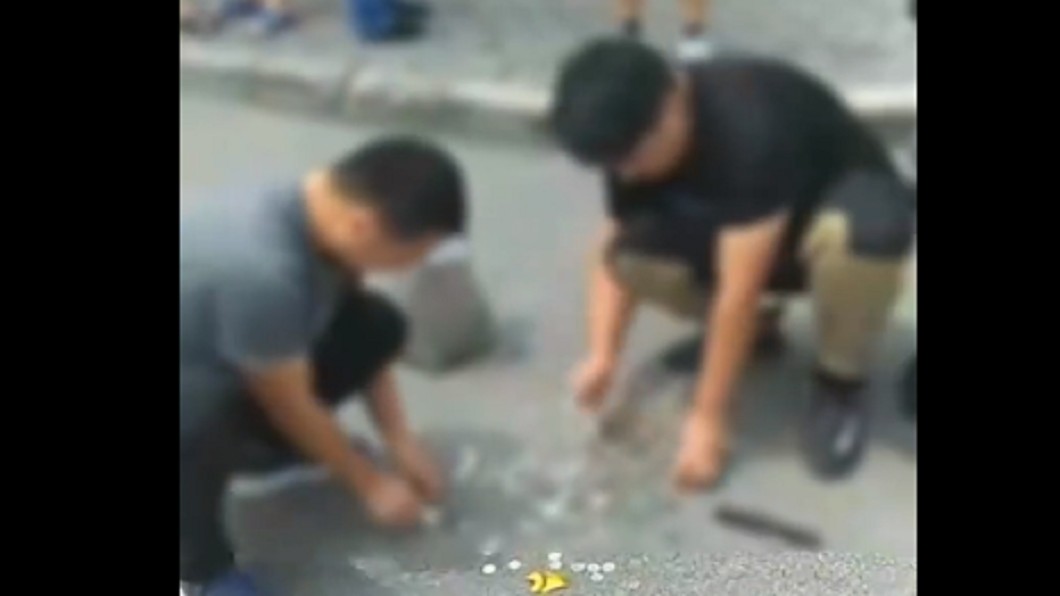 嫌犯把硬幣灑在地上。圖/翻攝自微博