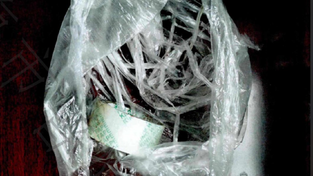男子先把女方外婆用繩索綁住雙手,接著灌她笑氣還用枕頭摀住她口鼻。(圖/翻攝自陸網)