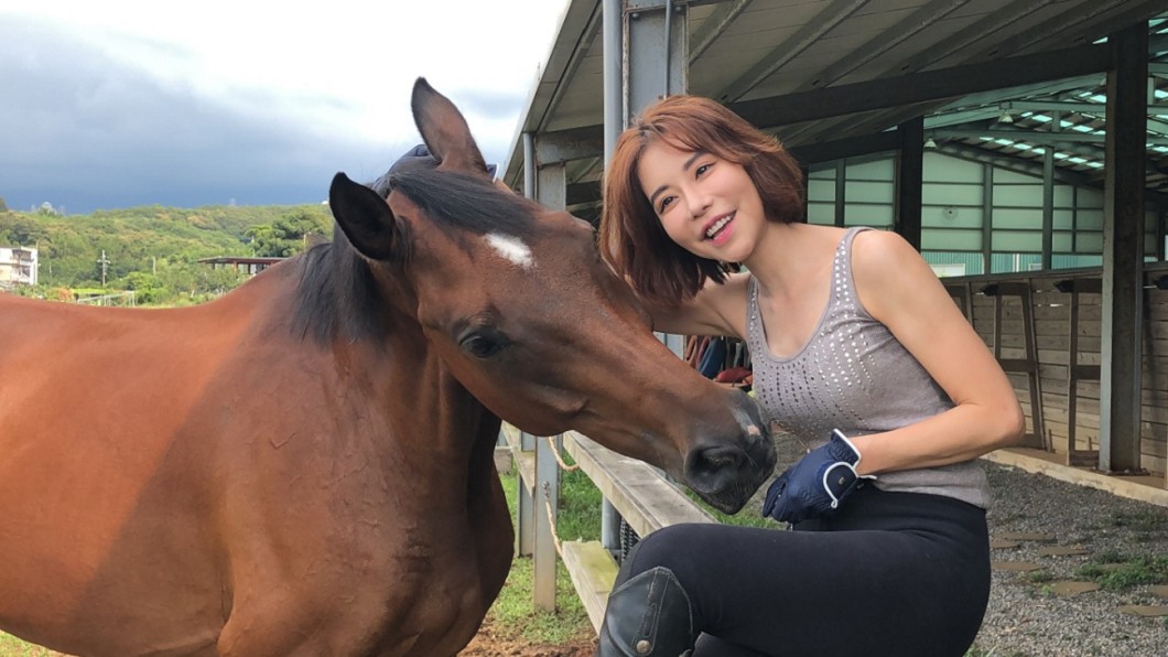 海爾狂聞斯容胸部,被笑稱是匹「識途老馬」。圖/東森購物提供