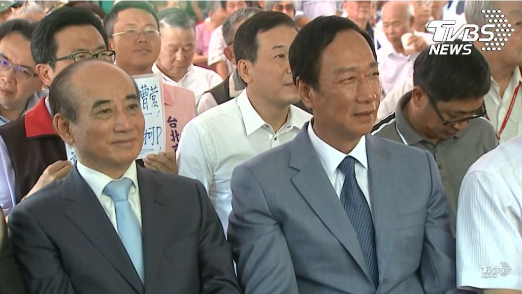 國民黨議員吳世正於後方舉牌。圖/TVBS