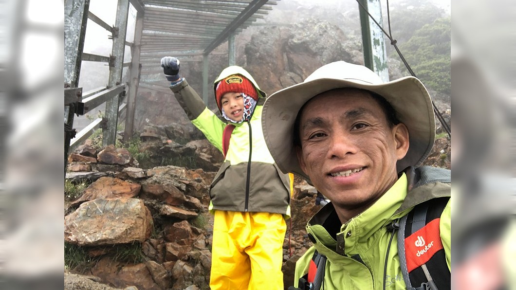 鄒澤綱和爸爸鄒品為一起攻頂玉山。圖/鄒品為授權使用
