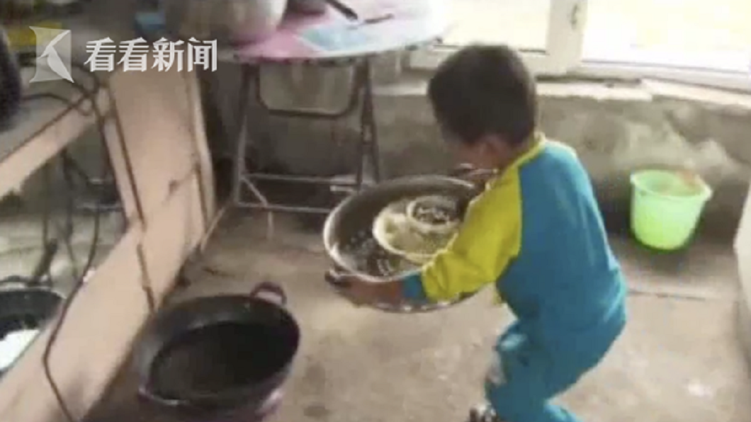 家中所有差事包括洗衣、煮飯和清理大小便等,全都落在男童身上。(圖/翻攝自看看新聞)