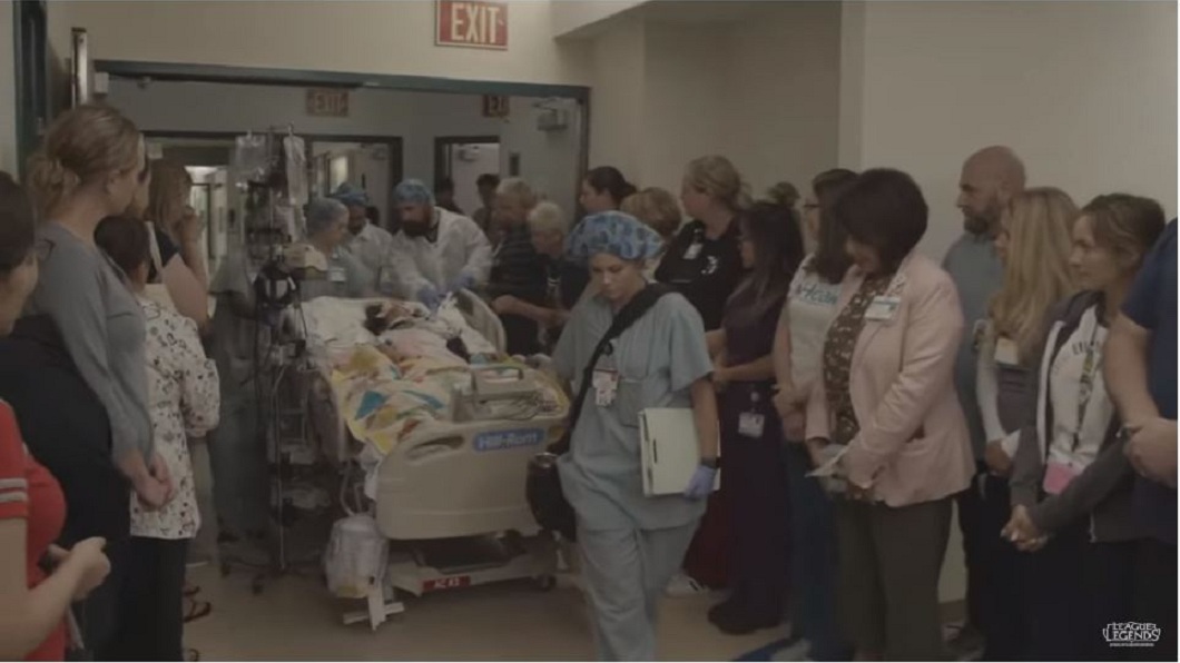 加州一名10歲小女童腦死，家屬決定捐贈器官，醫護人員列隊致敬。(圖／翻攝自YouTube)