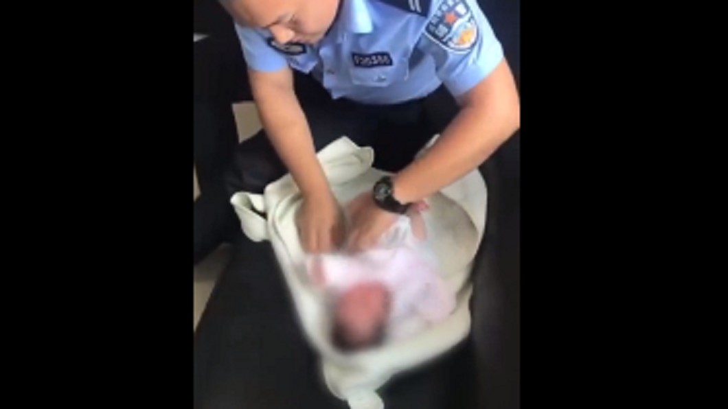 警察幫忙照顧女嬰。圖/翻攝自微博