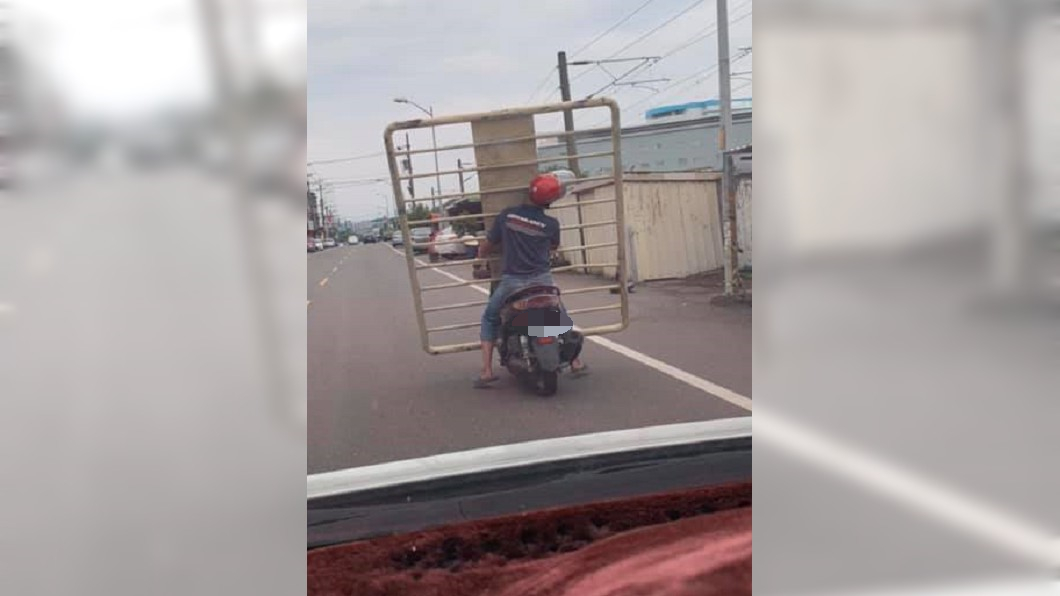 網友紛紛貼出「台灣日常」騎車法。圖/翻攝加藤軍台灣粉絲團 2.0臉書粉絲頁