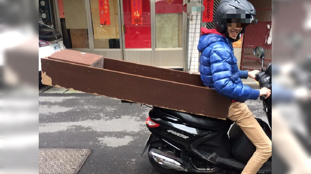 網友表示朋友曾用機車載櫃子。圖/翻攝加藤軍台灣粉絲團 2.0臉書粉絲頁