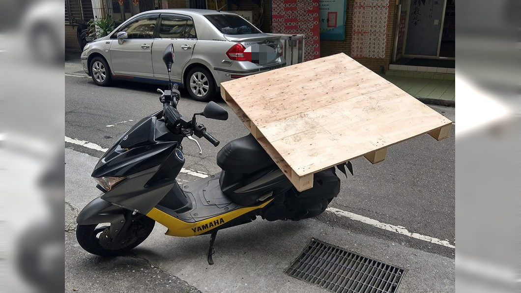 網友PO文笑稱「裝了尾翼之後,大車都會跟我保持距離了」。圖/翻攝加藤軍台灣粉絲團 2.0臉書粉絲頁