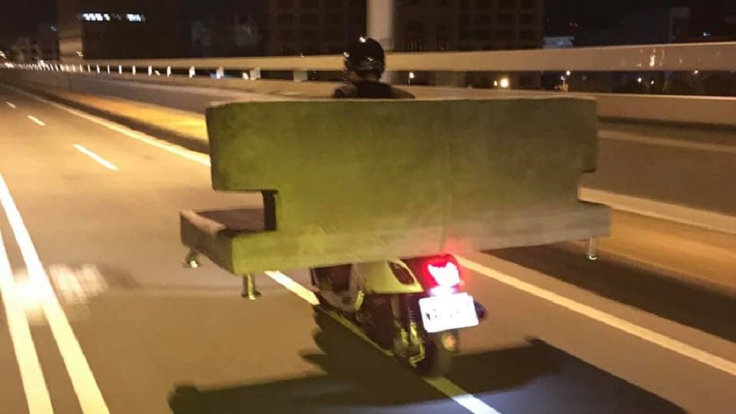 台灣人就連用機車載沙發也不成問題。圖/翻攝加藤軍台灣粉絲團 2.0臉書粉絲頁