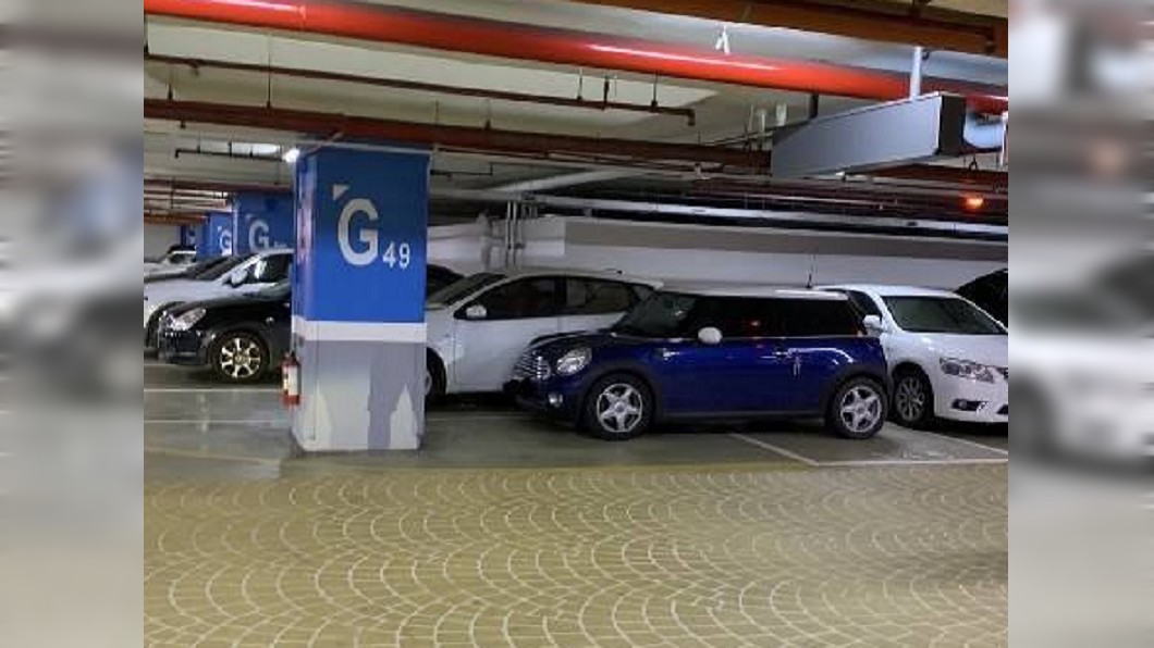 白車一次停兩格,讓很多車子開過來才發現位子進不去。圖/翻攝爆廢公社臉書