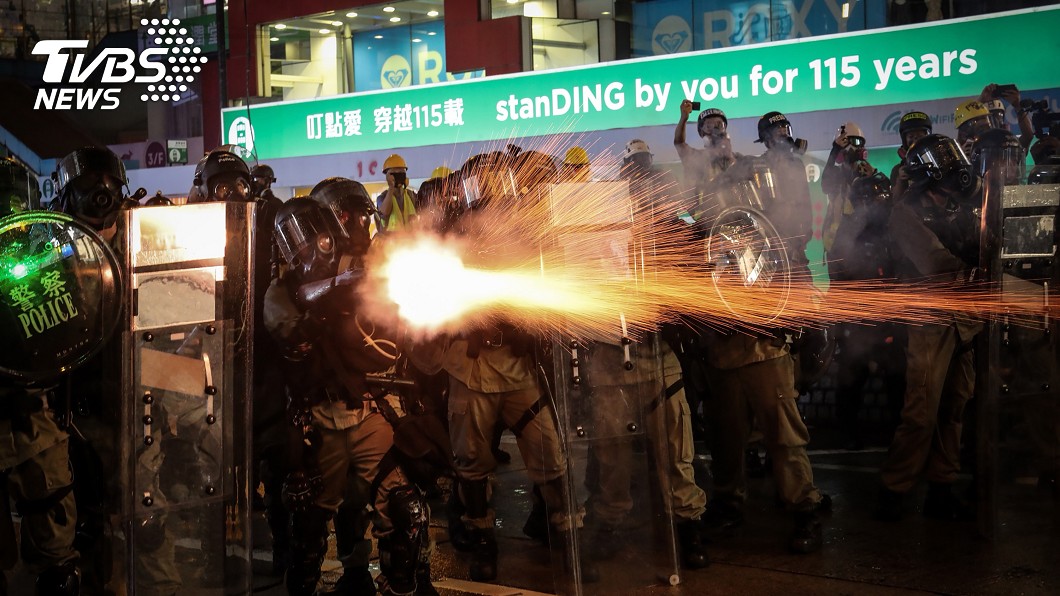 香港831反送中 灣仔鎮暴警以催淚彈驅離(圖/中央社)