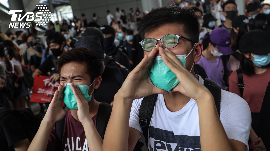 反對修訂逃犯條例網民呼籲其他人於1日下午1時參加「機場交通壓力測試」行動,民眾聚集在香港機場巴士總站高喊口號、表達訴求。(圖/中央社)