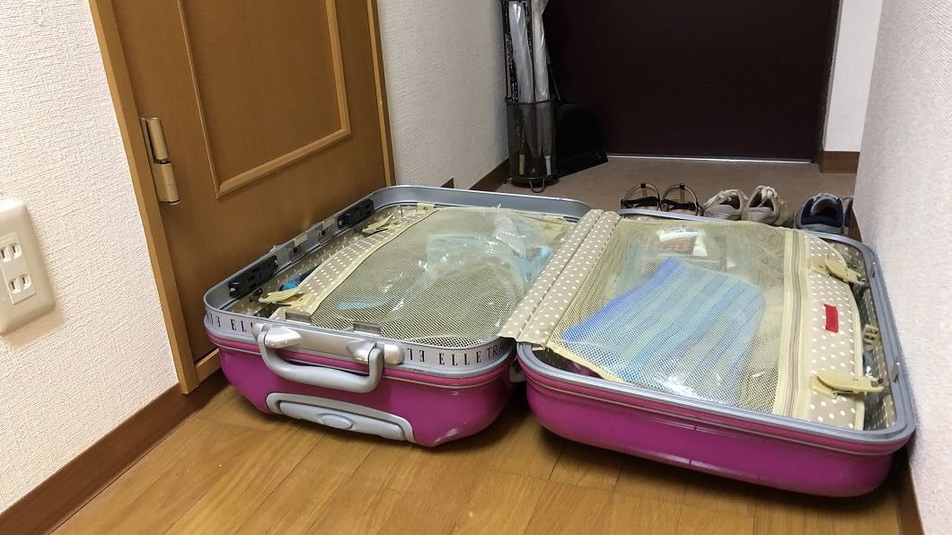 行李箱倒下後,整個掉在通道卡住廁所門,女網友打不開。(圖/翻攝自推特)