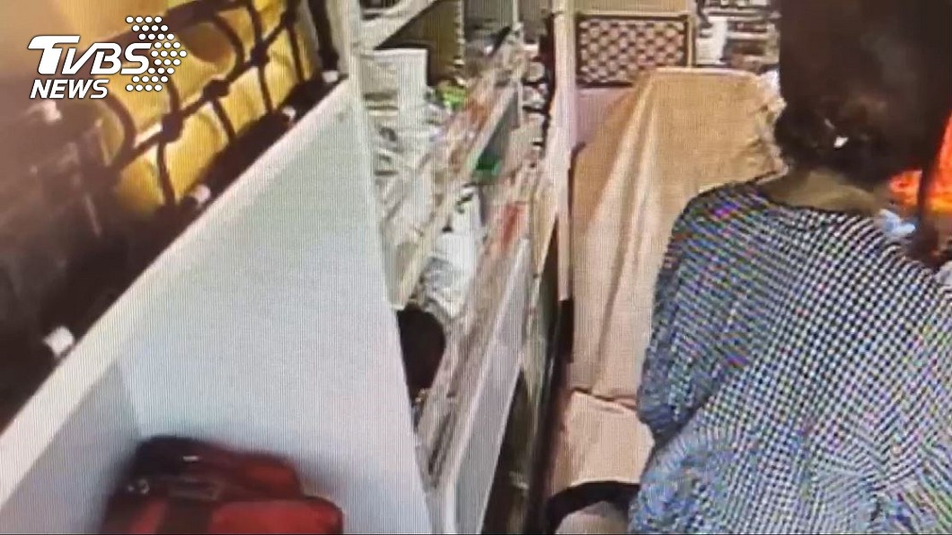 郭男孕妻在救護車上等待急救。圖/TVBS