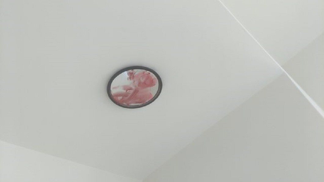 原PO看屋時發現天花板多處有抹紅小圓鏡。圖／翻攝自PTT