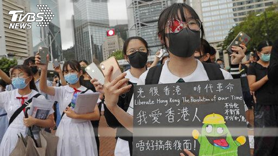 自「反送中」抗爭開始,在香港舉辦移民講座的出席人數也比以往多出30%,並且平均年齡已下降。 圖/美聯社