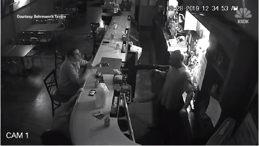 歹徒搜刮一番之後,又用槍對著男子,不料他竟然淡定地點火抽菸。(圖/翻攝自YouTube)
