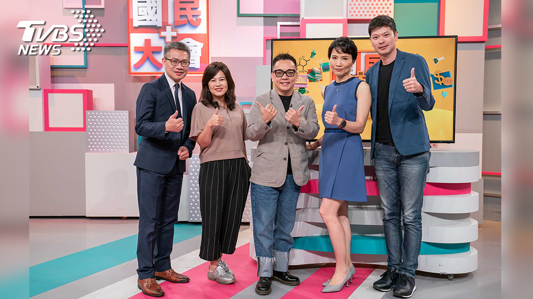 陳鳳馨主持的TVBS《國民大會》邀請台北市議員李柏毅(右一)、命理師詹惟中(中)、台北市議員游淑慧(左二)及資深媒體人羅友志(左一)分析最新選情局勢。(圖/TVBS)