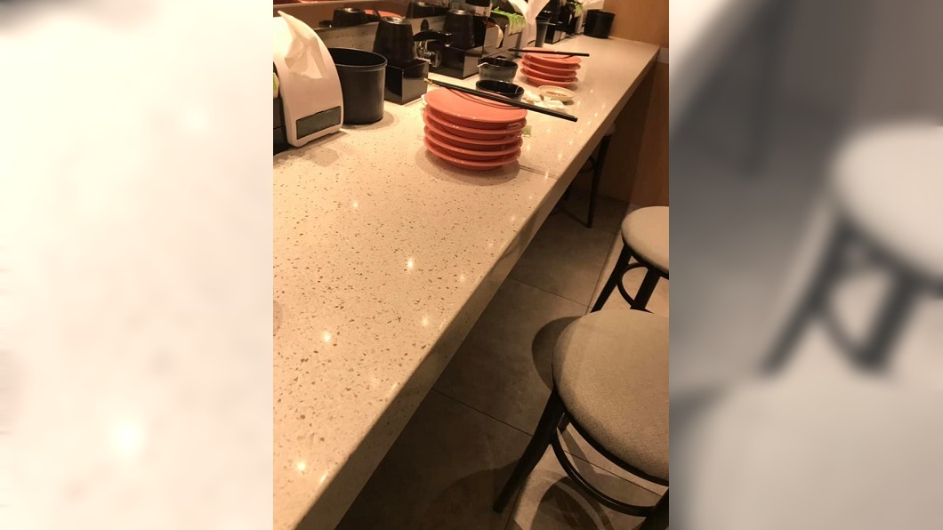 原PO分享日前到迴轉壽司店用餐。圖/翻攝自爆廢公社公開版臉書