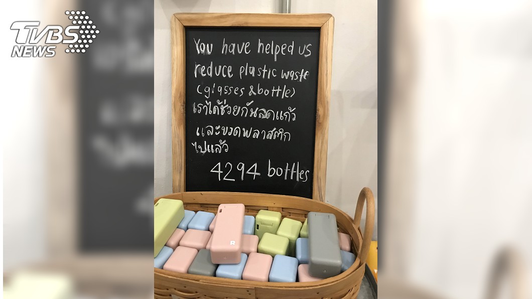 店內的標語提醒顧客已經幫助地球減少了多少空瓶的使用。圖/中央社