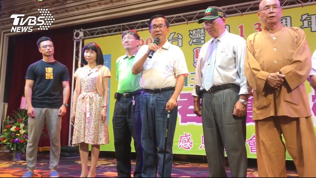 前總統陳水扁，8日晚間參加台灣國感恩餐會，上台拿起麥克風演講。圖／TVBS