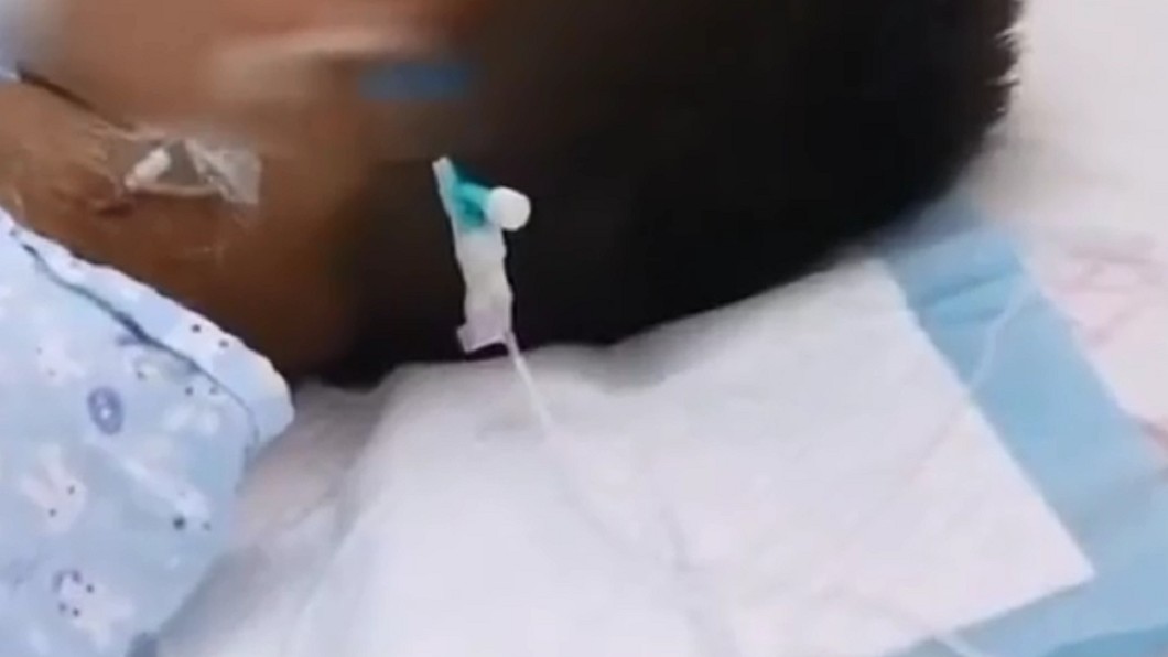 8歲的皓皓誤喝下乙二醇而被送進醫院。圖/翻攝自荔枝視頻