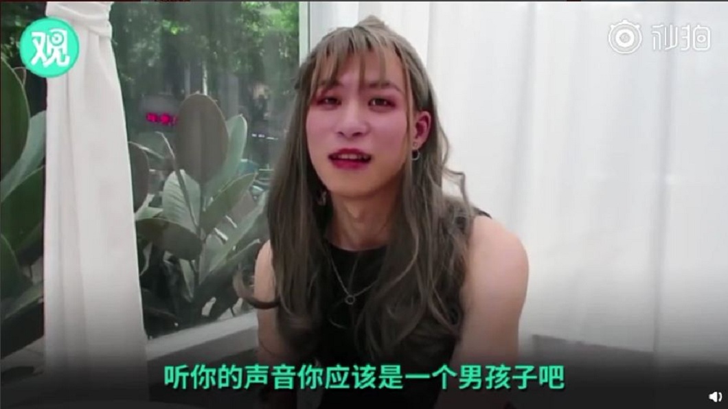 這名男子的女裝扮相,連餐廳店員也沒認出來他是男的。(圖/翻攝自微博)