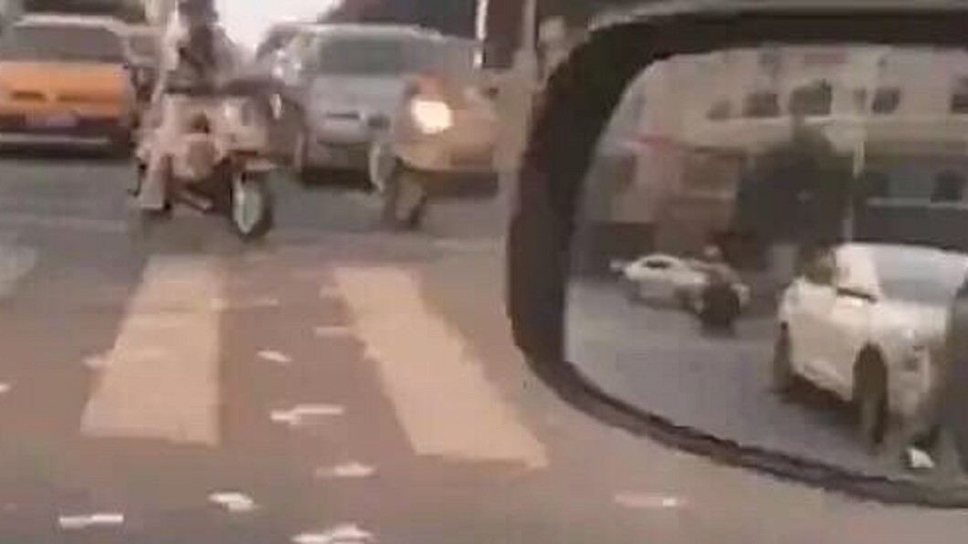 馬路上都是紙鈔。圖/翻攝自微博