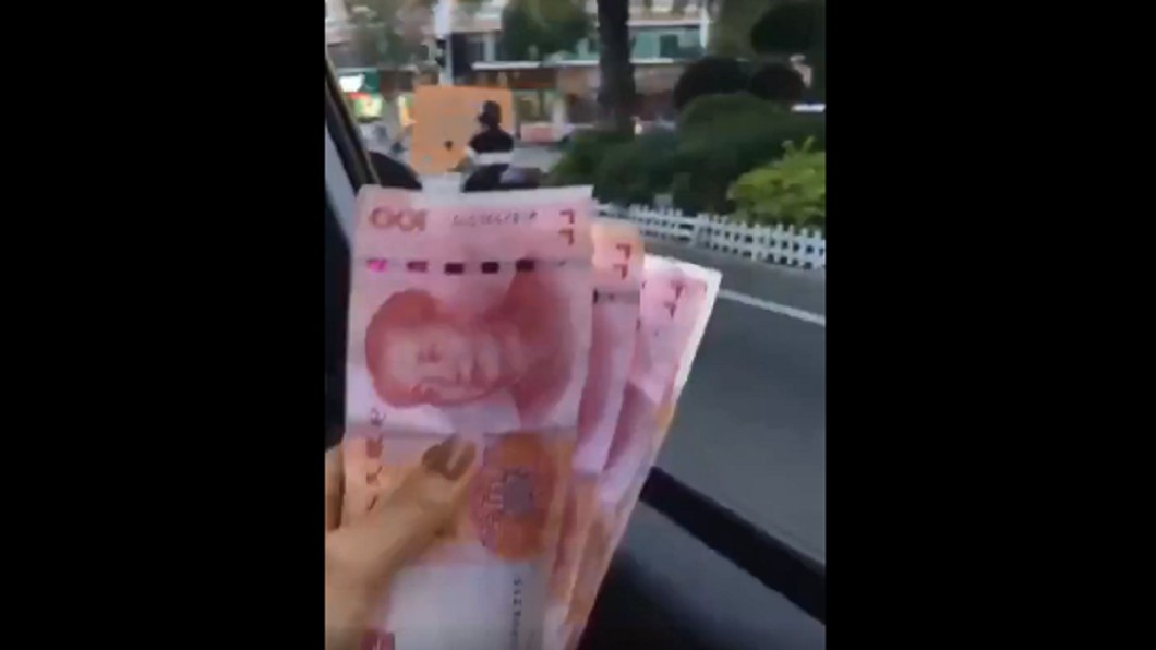 許多民眾爭相搶錢。圖/翻攝自微博