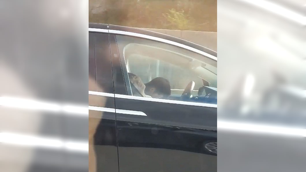 男子拍下隔壁車道的電動車,只見車內2人都在睡覺。圖/翻攝Dakota Randall 推特