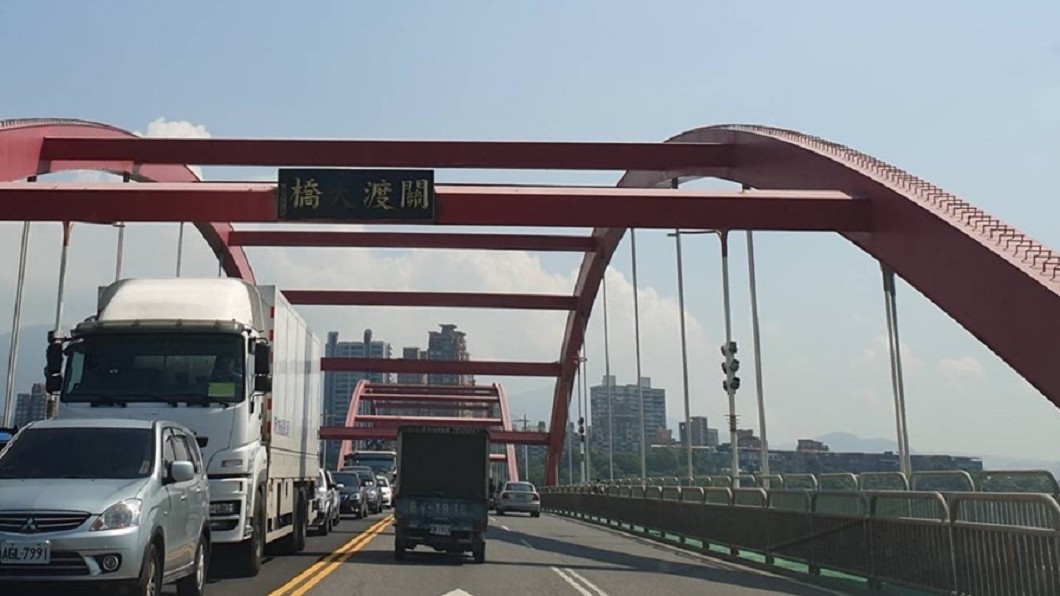關渡大橋「缺字」讓市議員發文怒嗆。 圖／翻攝自陳偉杰臉書
