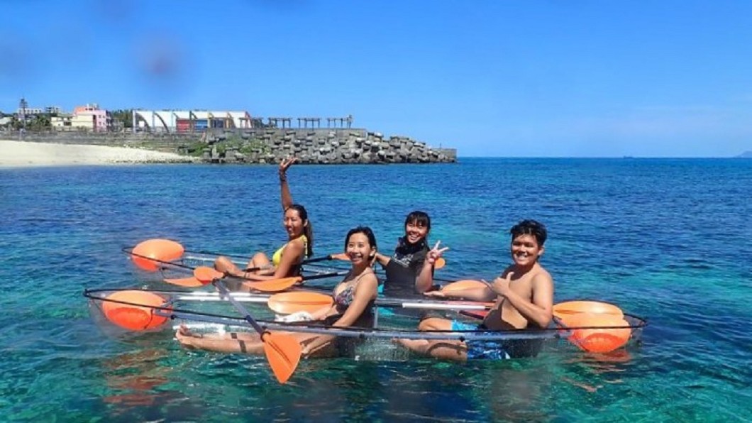台灣離島6大跳島新玩法-小琉球透明獨木舟體驗。(圖/Tripbaa趣吧!亞洲自由行專家)