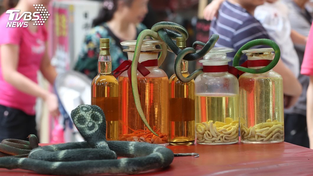 許多人喜歡拿蛇類泡酒喝,甚至取出蛇膽吃下,認為這有助於身體健康。(示意圖/TVBS)