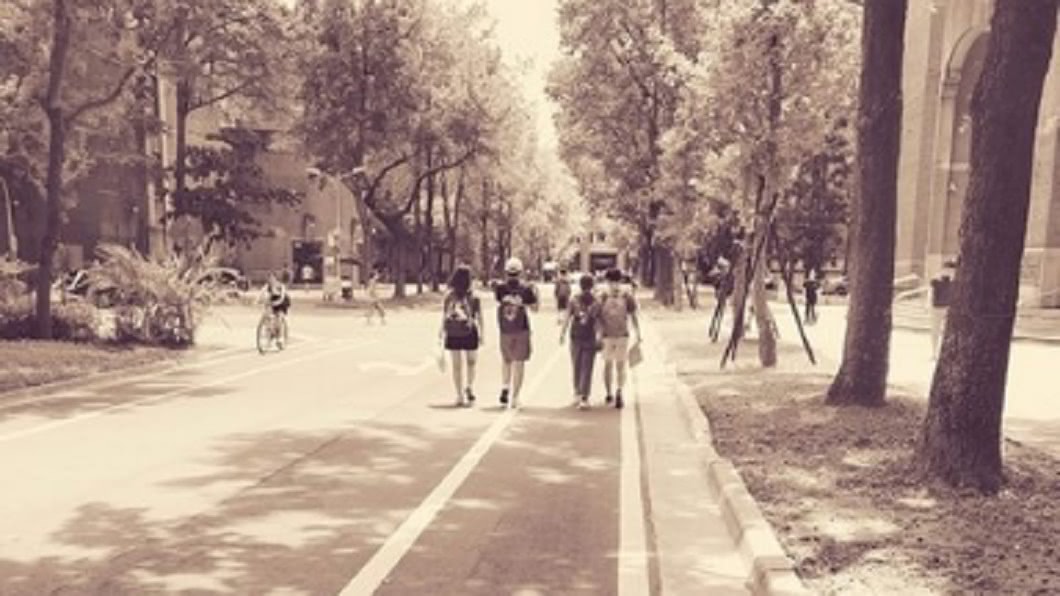 網友認為成群結隊的大學生必定為大一生。 圖/翻攝自PTT