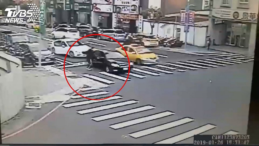被害人被丟包路上後,緊急向路人求救,緊急送醫後保住一命。(圖/TVBS)