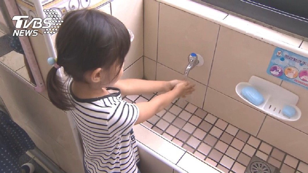 養成小孩勤洗手習慣,預防腸病毒。圖/TVBS