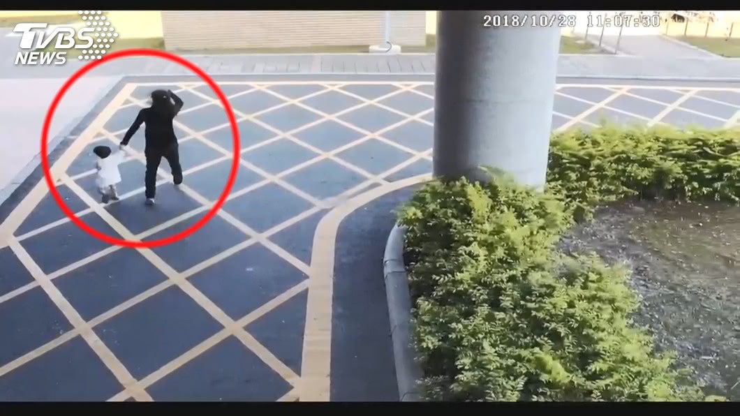 女嬰正在急救過程時,吳女卻隨即轉身帶著2歲的兒子離開。(圖/TVBS)