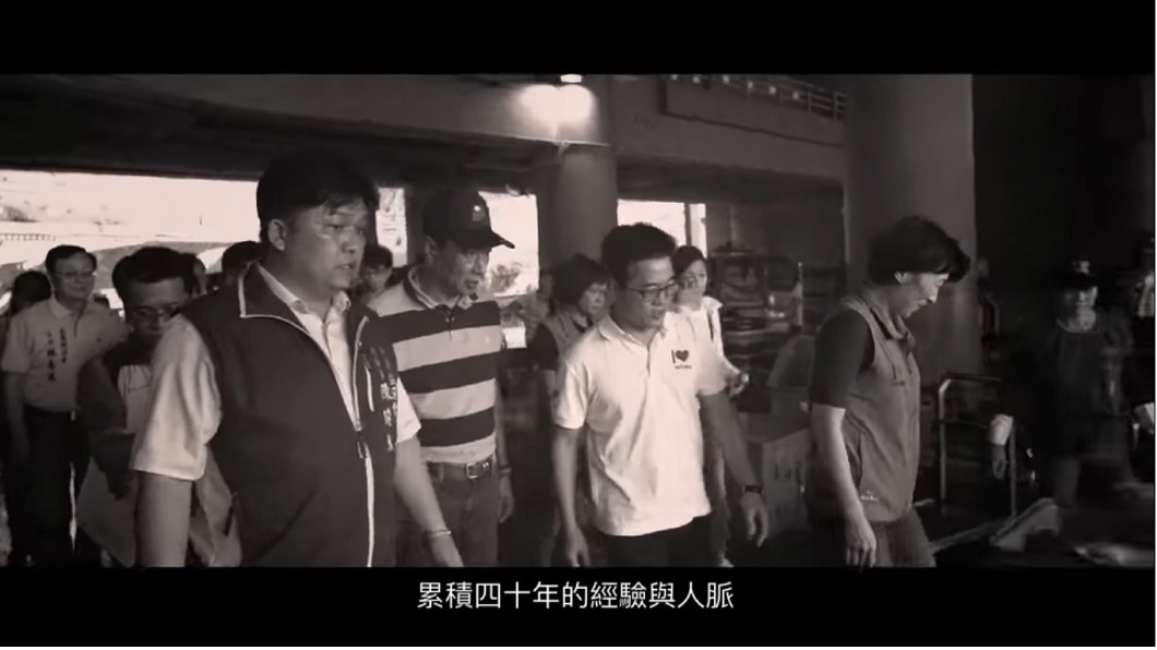 台東縣前縣長黃健庭(郭旁戴眼鏡者)現身在郭台銘的感恩影片中。圖/翻攝自郭台銘臉書