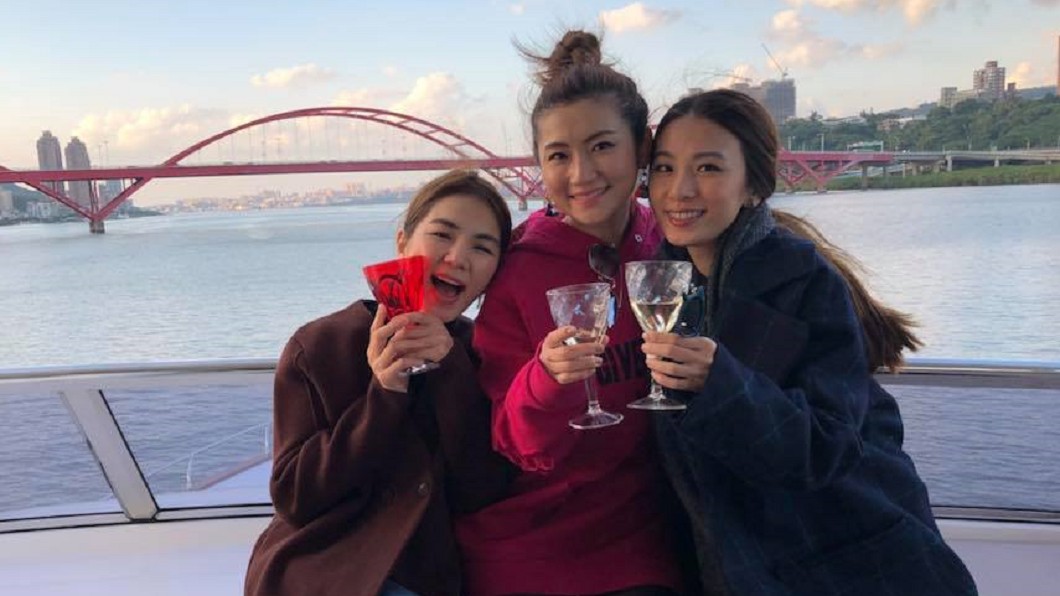 S.H.E感情好,Selina(中)離婚後,有著好姊妹Hebe(右)、Ella(左)陪伴。圖/翻攝自Selina臉書