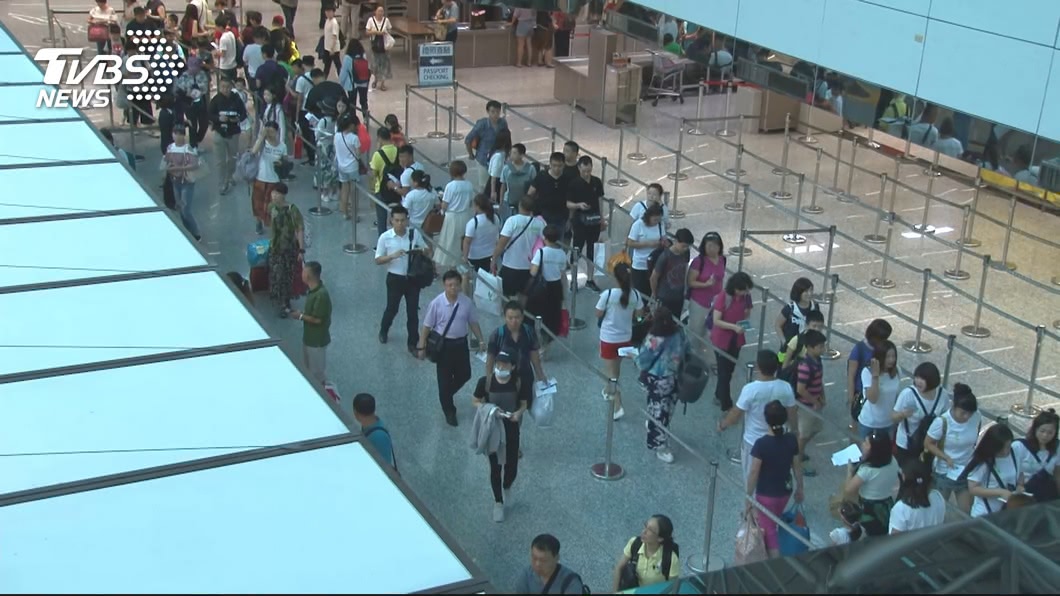 交通部觀光局今天宣布，旅行社出入團禁令延長至8月底。（圖／TVBS）