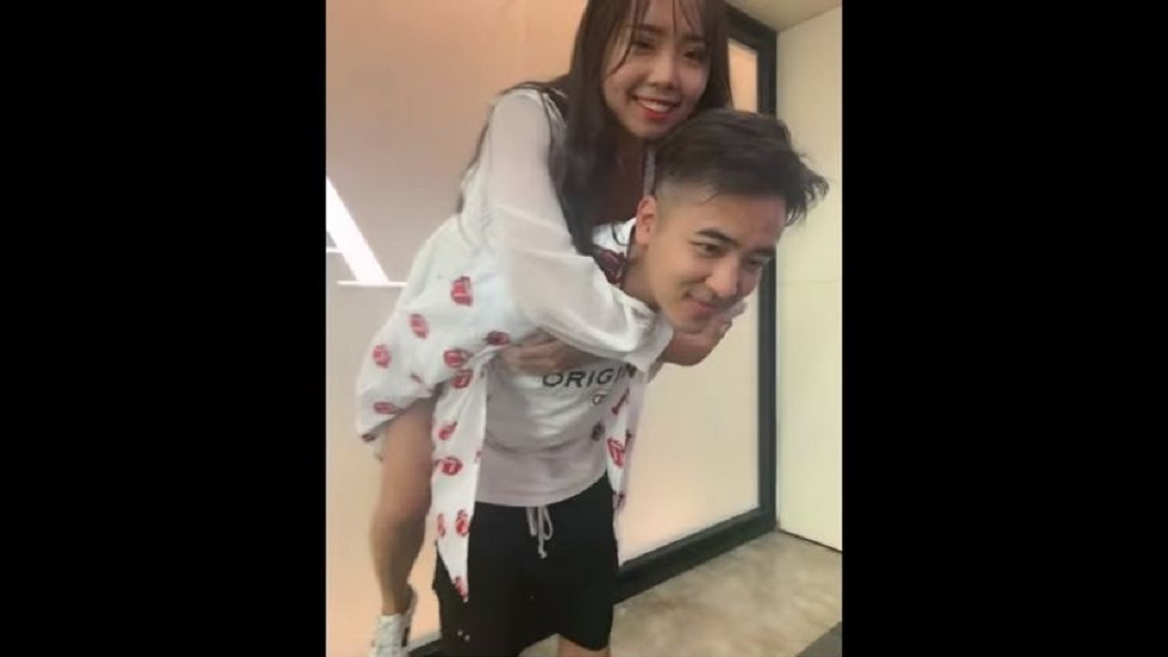 當型男一把背起時,正妹臉上忍不住嬌羞表情。(圖/翻攝自YouTube)